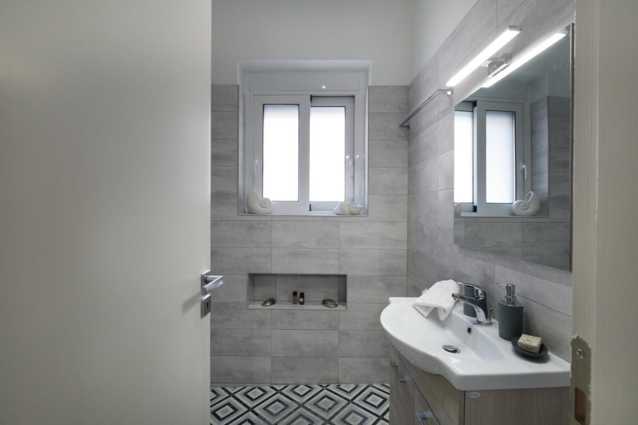 Piraiki Coastal Accommodation Pireus Exteriör bild