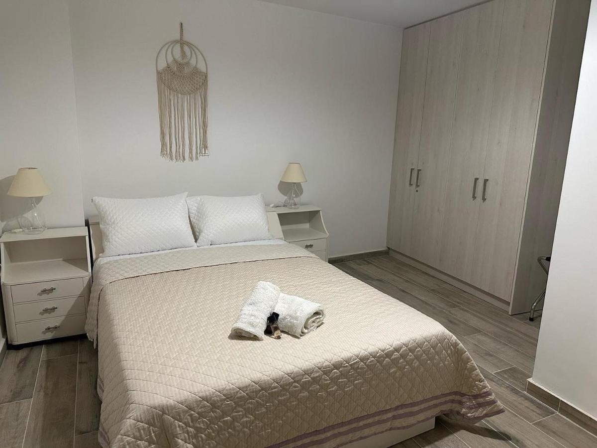 Piraiki Coastal Accommodation Pireus Exteriör bild