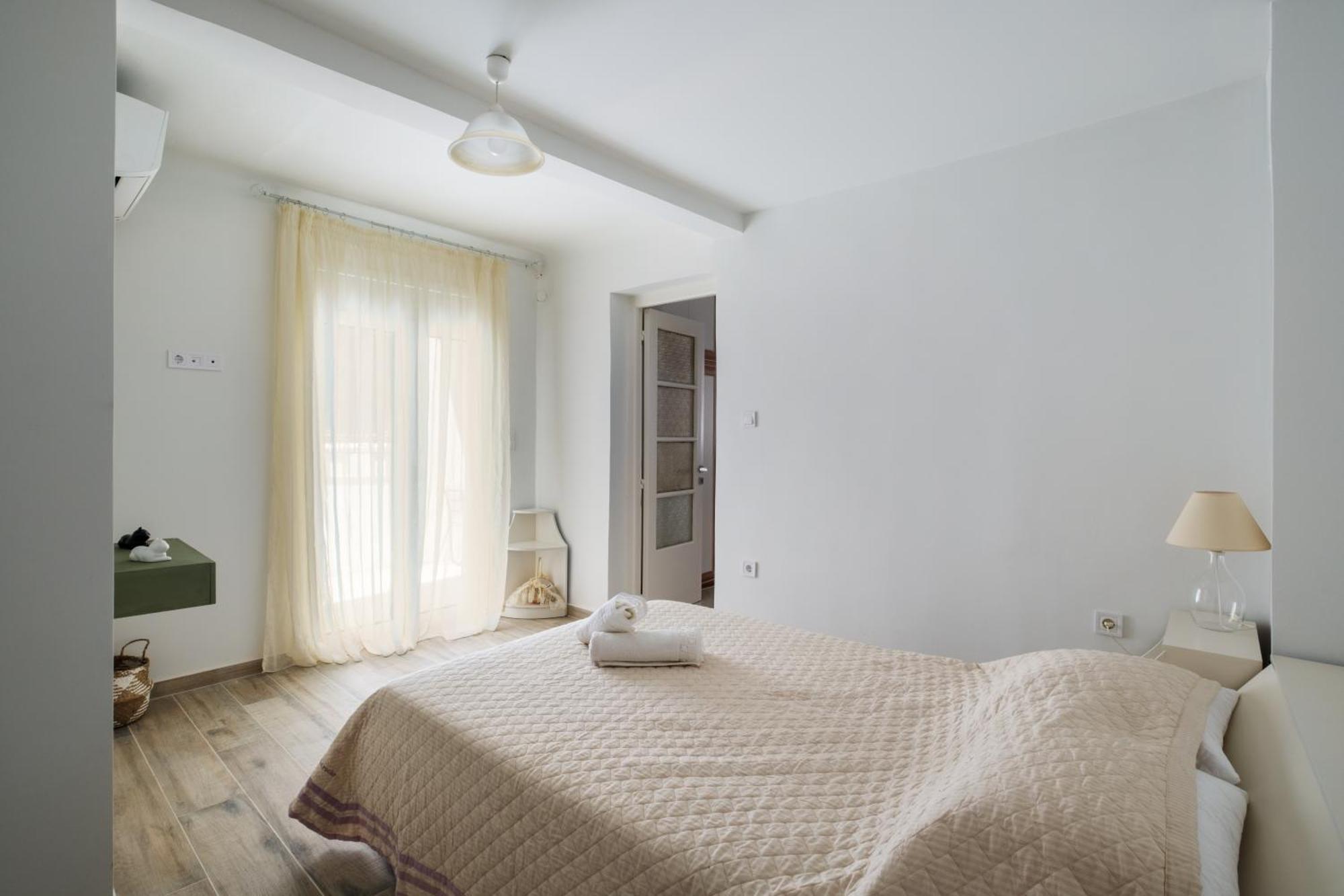 Piraiki Coastal Accommodation Pireus Exteriör bild